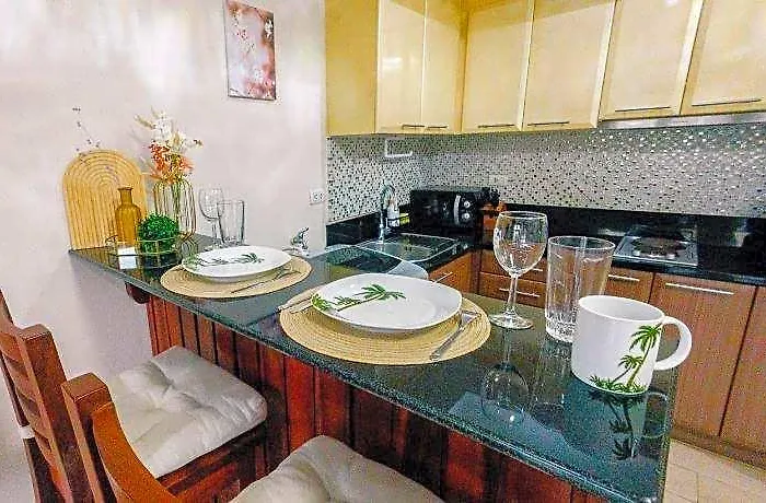 Cozi Luxury Residences Mckinley 3* 마닐라