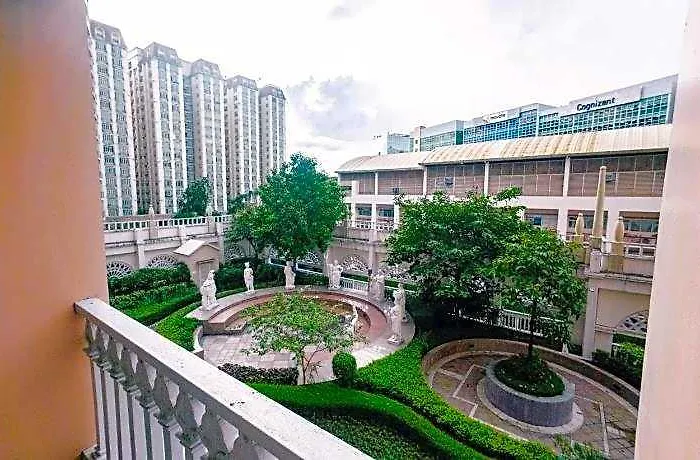 Cozi Luxury Residences Mckinley 3*